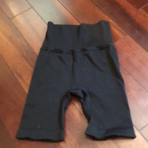 worn 1 time. Just like new. Gap bike shorts size XS. Mid rise, black, ribbed - Picture 3 of 4